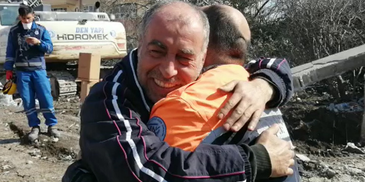 Hatay’da Duygulandıran Sarılma. Günler Sonra Kendisini Enkazdan Kurtaran Ekiple Buluştu