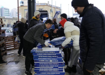 ÜMRANİYE’DE 180 TIR’LIK YARDIM MALZEMESİNİ ARI GİBİ ÇALIŞAN GENÇLER HAZIRLADI