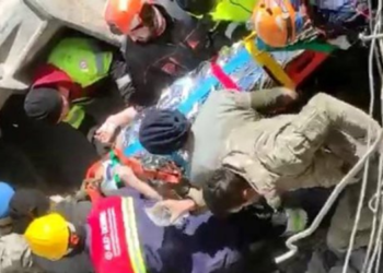 228 saatte iki çocuk ve annesi kurtarıldı