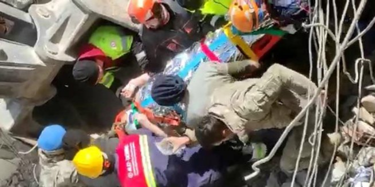 228 saatte iki çocuk ve annesi kurtarıldı