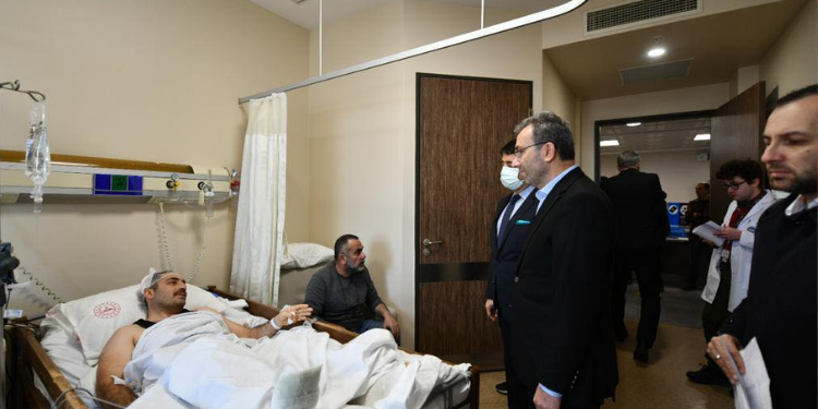 Başkan Ahmet Cin, depremzedeleri hastanede ziyaret etti