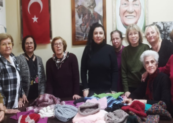 KARTALLI KADINLARIN ÖRDÜKLERİ ATKI VE BERELER DEPREMZEDELERE GÖNDERİLİYOR