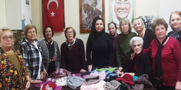 KARTALLI KADINLARIN ÖRDÜKLERİ ATKI VE BERELER DEPREMZEDELERE GÖNDERİLİYOR