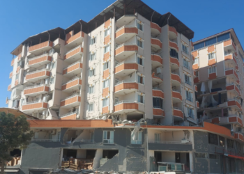 Yıkılmamış binalarda hasar tespiti yapıyorlar