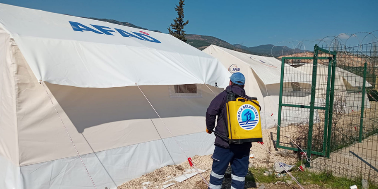 Tuzla Belediyesi Ekipleri, Çadır Kentlerde Dezenfekte Çalışmaları Yapıyor