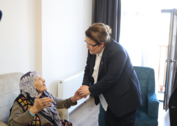 Bakan Yanık’tan huzur evindeki depremzedelere ziyaret