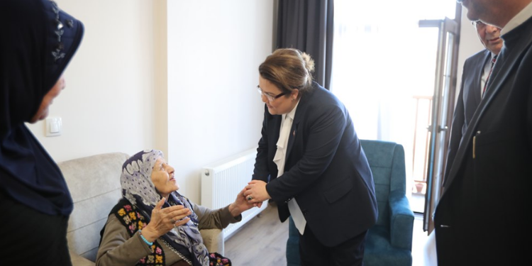 Bakan Yanık’tan huzur evindeki depremzedelere ziyaret