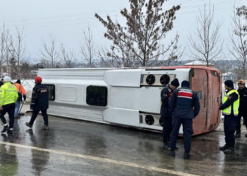 Cenaze aracı yan yattı: 13 yaralı