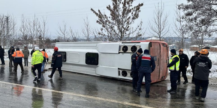 Cenaze aracı yan yattı: 13 yaralı