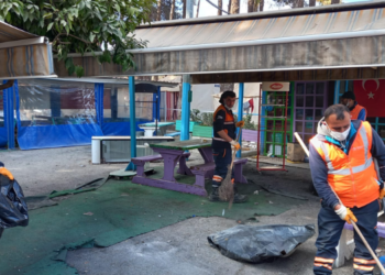 Deprem bölgesinde temizlik ve dezenfeksiyon çalışması yapılıyor