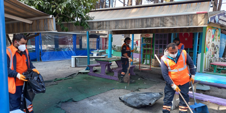 Deprem bölgesinde temizlik ve dezenfeksiyon çalışması yapılıyor