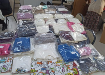 Depremzedeler için dikiyorlar