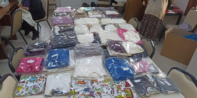 Depremzedeler için dikiyorlar