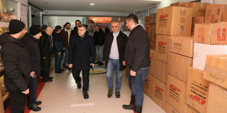 Sultanbeyli’de Binlerce Kişi Depremzedeler Yardım Eli Uzattı