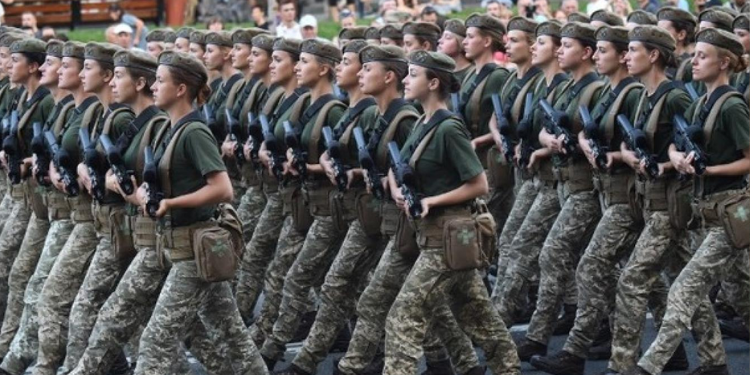 Kadınlar yeniden askere alınacak!