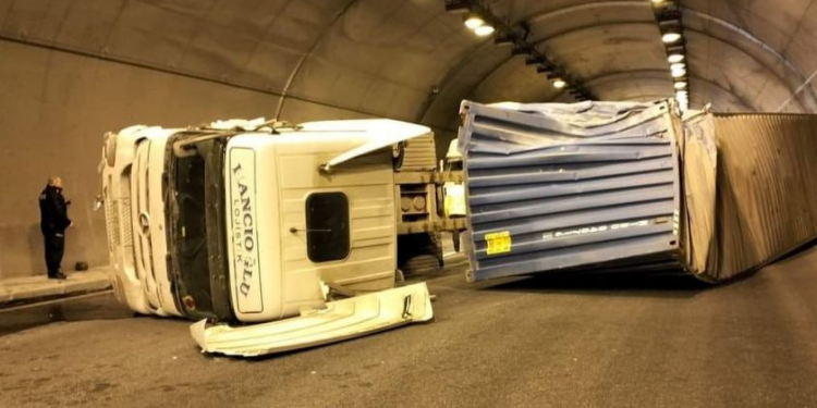 Kırkgeçit Tüneli’nde TIR devrildi!