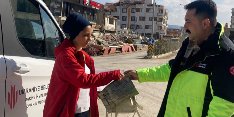 Ümraniye Belediyesi ekipleri depremzede hemşirenin çantasını teslim etti