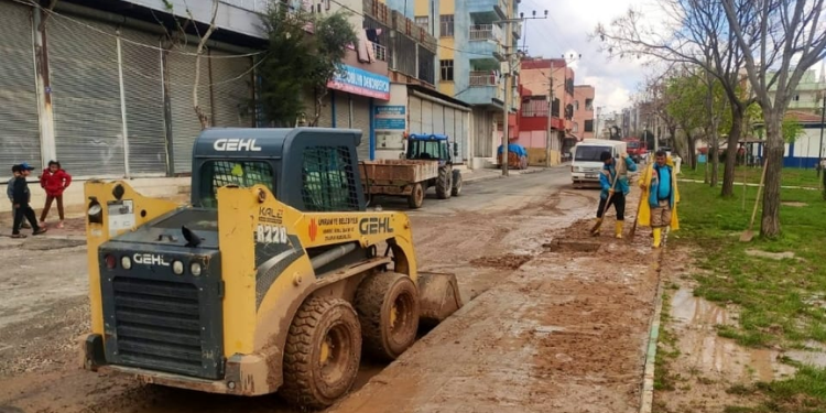 ÜMRANİYE BELEDİYESİ ŞANLIURFA’DA SELİN YARALARINI SARIYOR