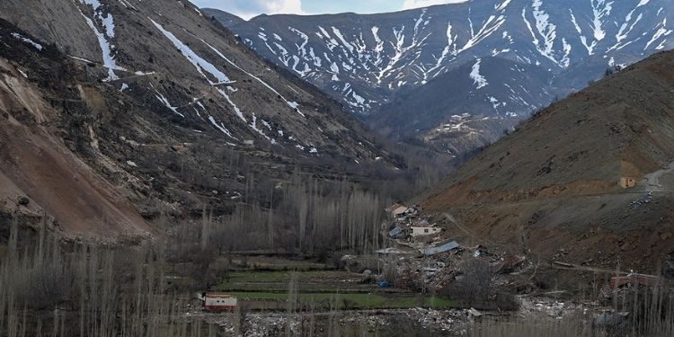 Fay hattı üzerindeki köy 1,5 metre yükseldi!