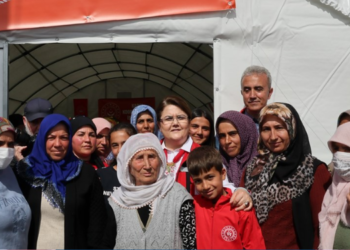 Bakan Yanık Çadır Kentteki Kadın Kooperatifi İş Atölyesini Ziyaret Etti