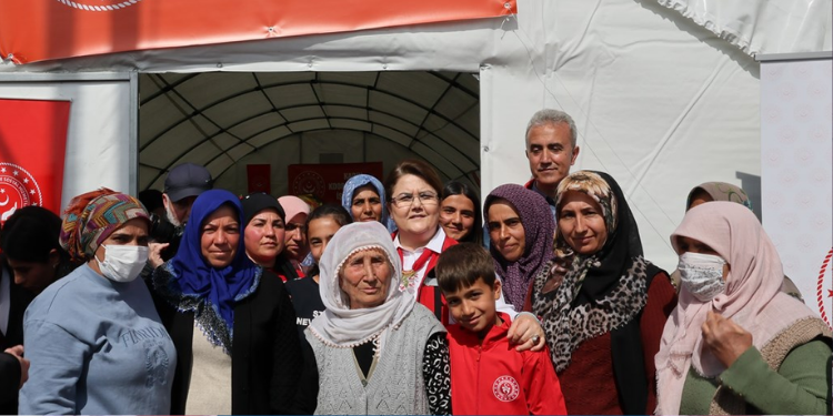 Bakan Yanık Çadır Kentteki Kadın Kooperatifi İş Atölyesini Ziyaret Etti