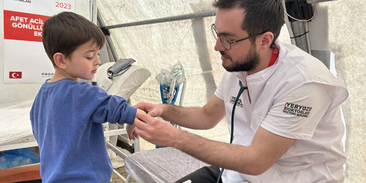 Yeryüzü Doktorları Deprem Bölgesinde Çalışmalarını Sürdürüyor