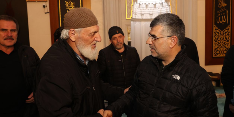 Başkan Keskin, Teravih Namazında Vatandaşla Buluştu