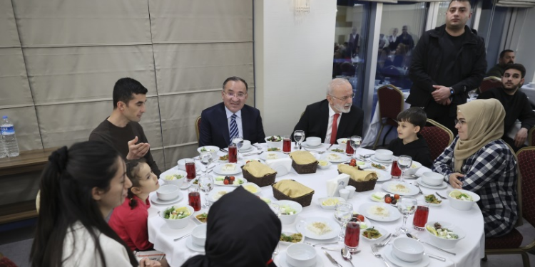 Bakan Bozdağ Depremzedelerle İftarda Buluştu