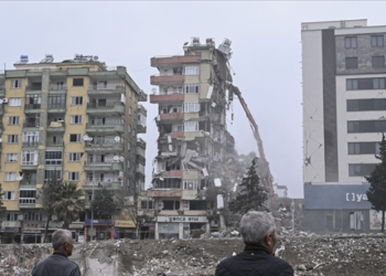 Kahramanmaraş’ta Hasarlı Binaların Yıkımları Sürüyor
