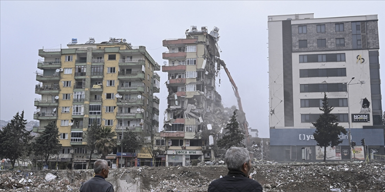 Kahramanmaraş’ta Hasarlı Binaların Yıkımları Sürüyor