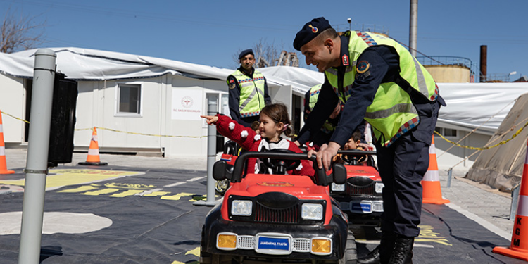 Jandarma Ekipleri Depremzede Çocuklara Trafik Kurallarını Öğretiyor