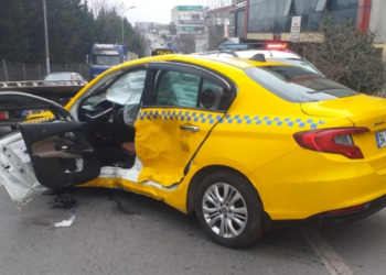 Sultanbeyli’de Ticari Taksi Kaza Yaptı: 3 Yaralı