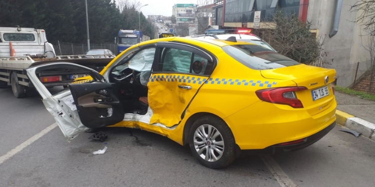 Sultanbeyli’de Ticari Taksi Kaza Yaptı: 3 Yaralı