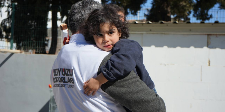 Yeryüzü Doktorları Depremzedelere Yardım Eli Uzattı