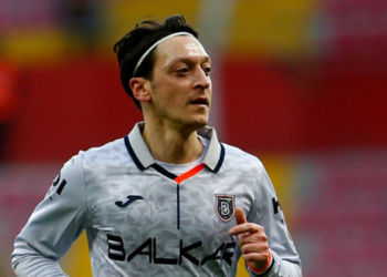 Mesut Özil futbolu bıraktı!