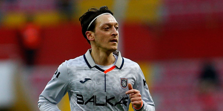 Mesut Özil futbolu bıraktı!