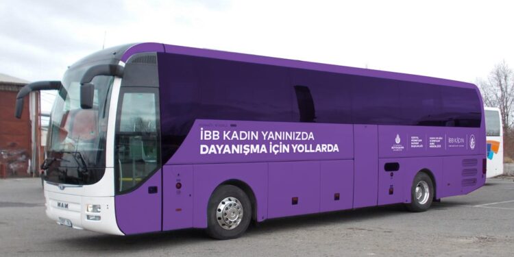 Mor Otobüs depremzede kadınların yanında