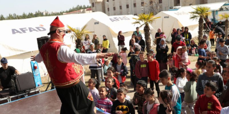 Depremzede Çocuklar İçin Oyunlar Sahneleniyor