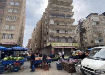 Ağır hasarlı binanın önüne pazar kuruldu