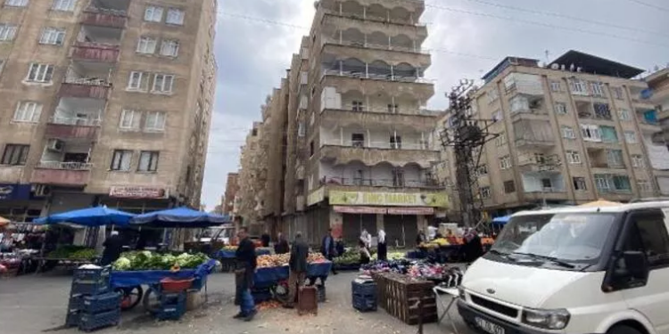 Ağır hasarlı binanın önüne pazar kuruldu