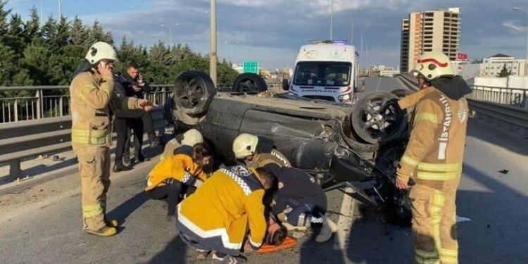 Sultanbeyli’de Bariyere Çarpan Araç Takla Attı: 2 Yaralı