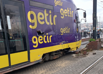 Eminönü’nde tramvay raydan çıktı!