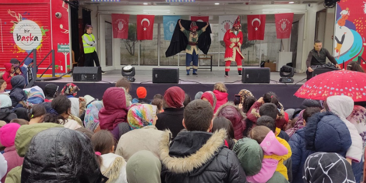 Etkinlik TIR’ı depremzede çocuklara neşe oluyor