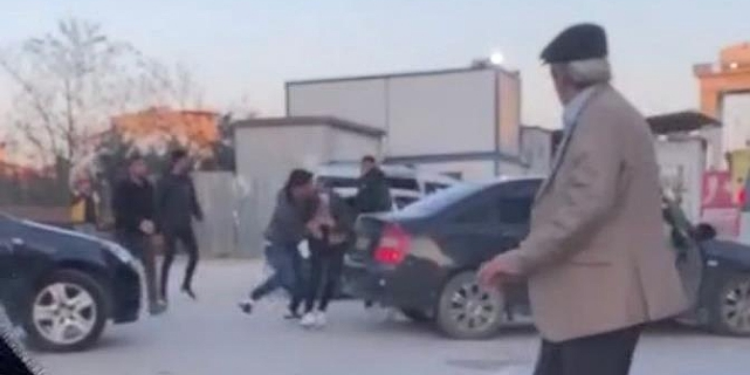 Sultanbeyli’de Yol Verme Tartışmasında Yumruklar Havada Uçuştu