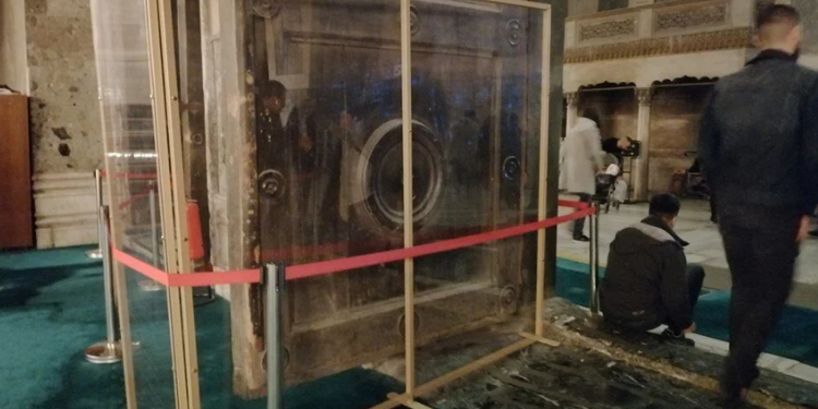 İmparatorluk kapısı koruma altında