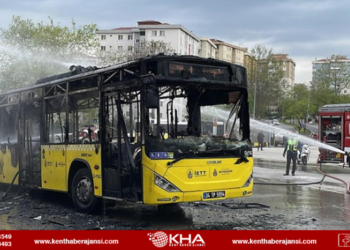 Park halindeki İETT otobüsü alev topuna döndü