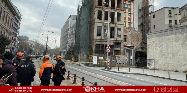 Beyoğlu’nda bina çöktü!