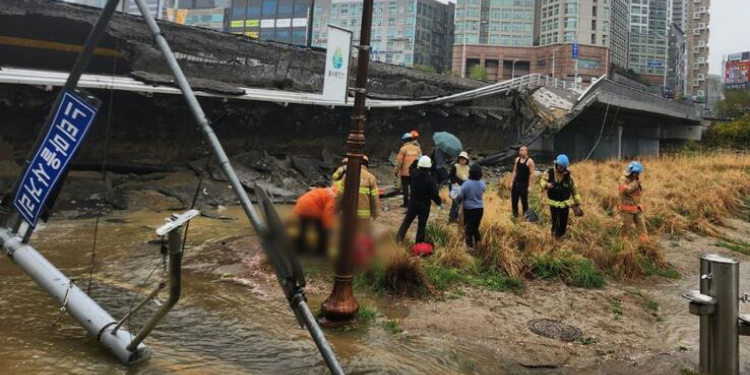 Kore’de köprü çöktü: 1 ölü, 1 yaralı