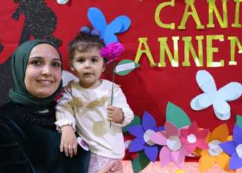 KARTAL BELEDİYESİ’NDEN ANNELER GÜNÜ’NE ÖZEL RENKLİ KUTLAMA