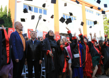 LİSELİ GENÇLERİN MEZUNİYET COŞKUSU